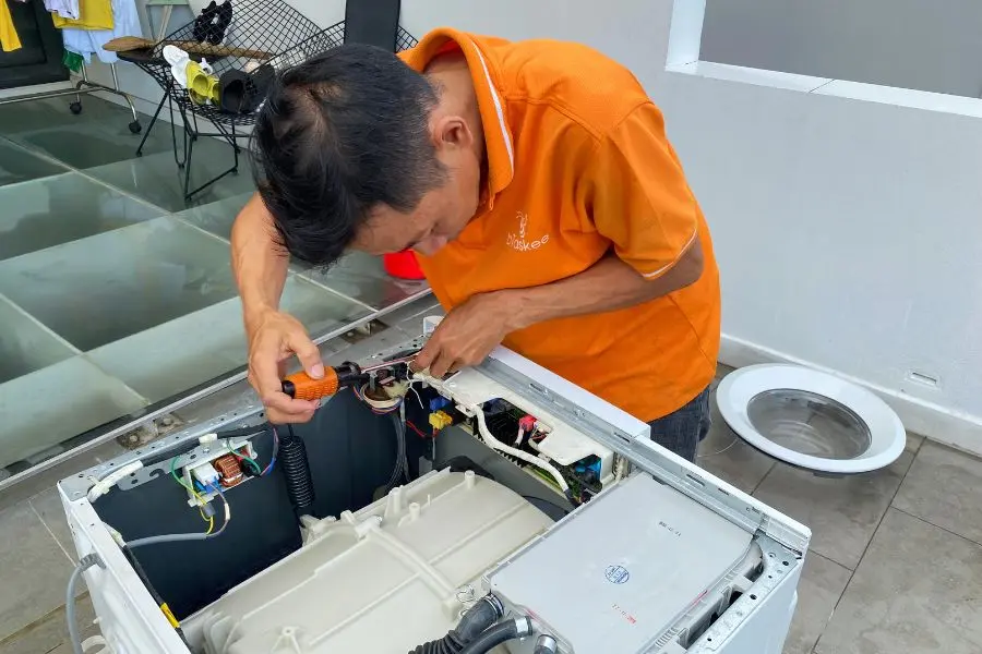 Bo mạch máy giặt hỏng có thể là nguyên nhân gây ra máy giặt bị khóa.