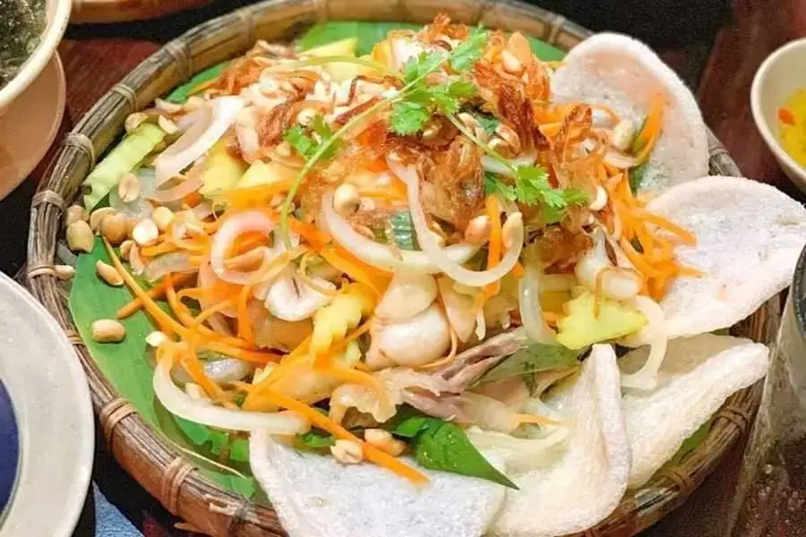 Gỏi gà măng cụt được chế biến từ những nguyên liệu đơn giản và dễ tìm