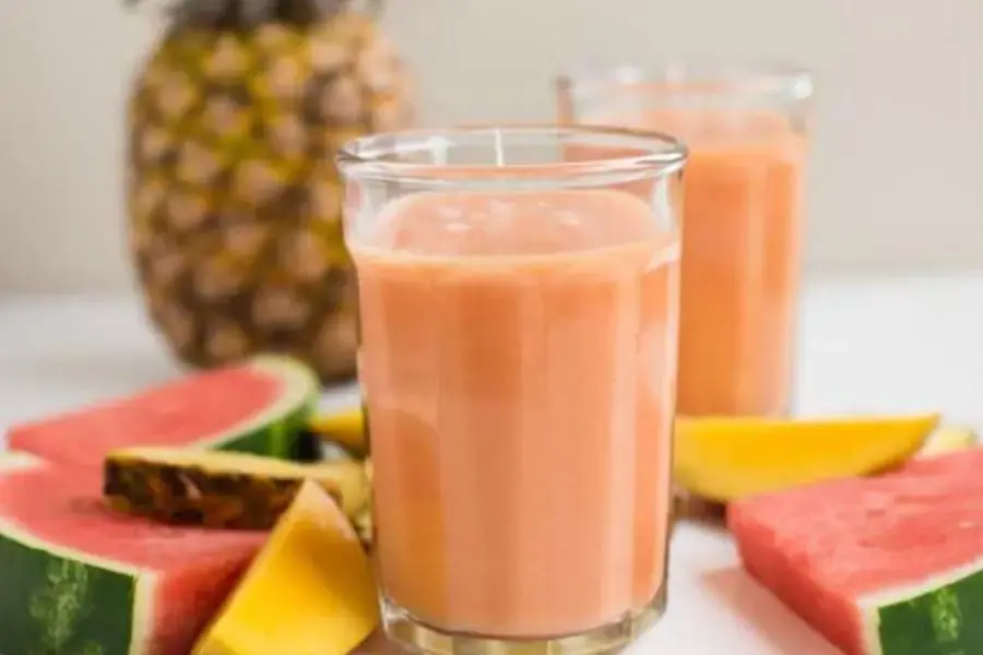 Nước dưa hấu ép mix dứa sẽ giúp làn da của bạn luôn tươi trẻ