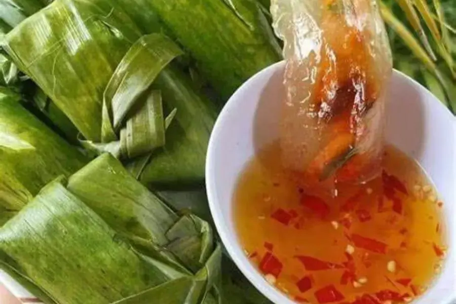 Bánh bột lọc cần ăn kèm nước mắm chua ngọt.