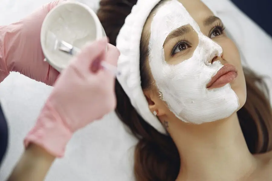 Sử dụng các loại mặt nạ đất sét để giảm bớt lượng dầu trên da, ngăn mụn đầu đen phát triển.