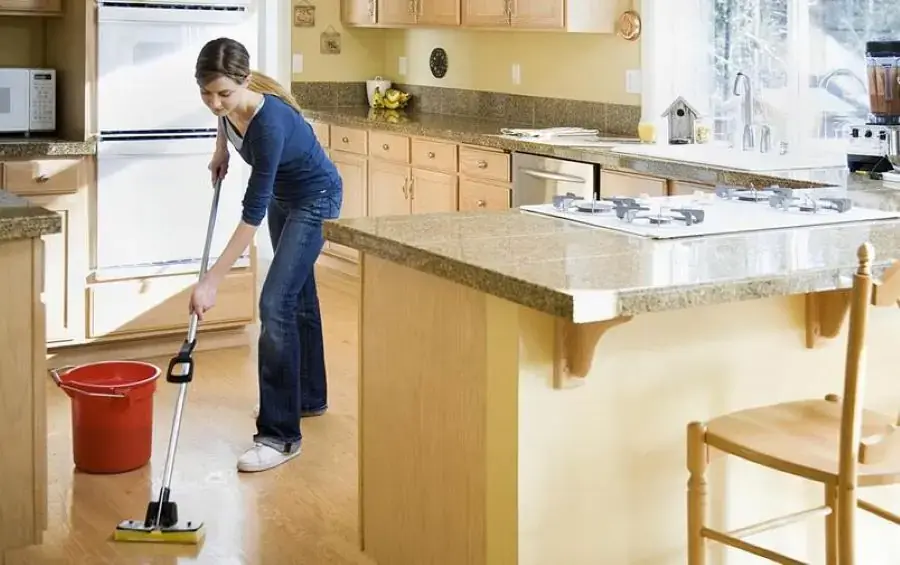 Vệ sinh sàn bếp thường xuyên ngăn ngừa vi khuẩn (mopreviewer.com)