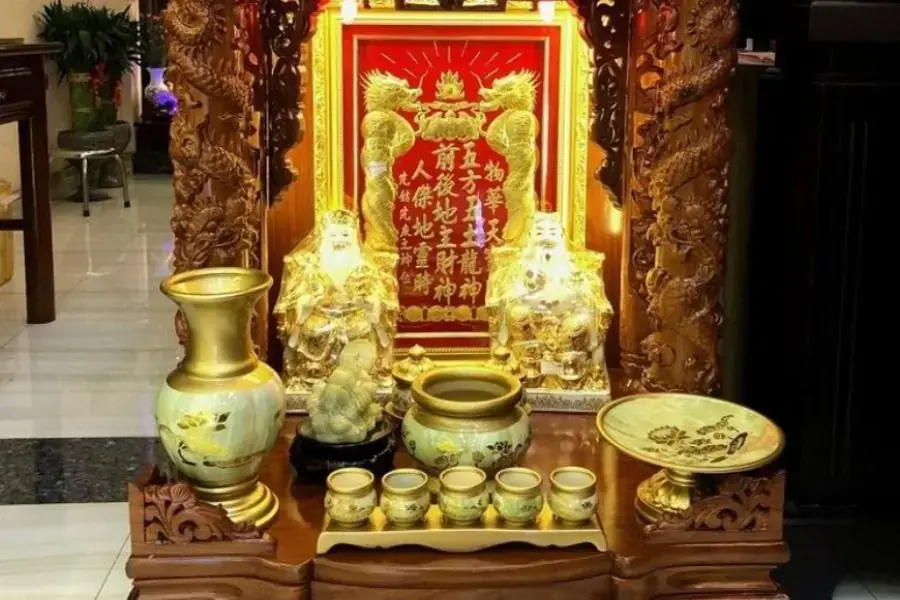 Bàn thờ thần tài đơn giản.