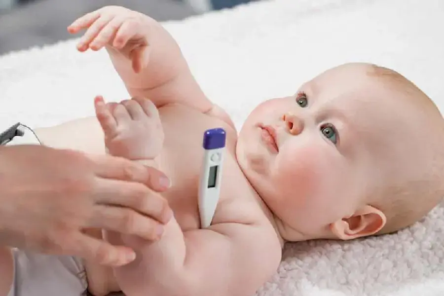 Đo nhiệt độ của cơ thể trẻ (1)