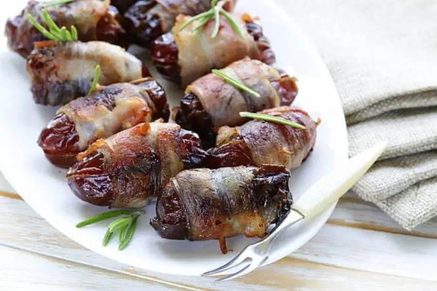 Thịt xông khói cuộn chà là