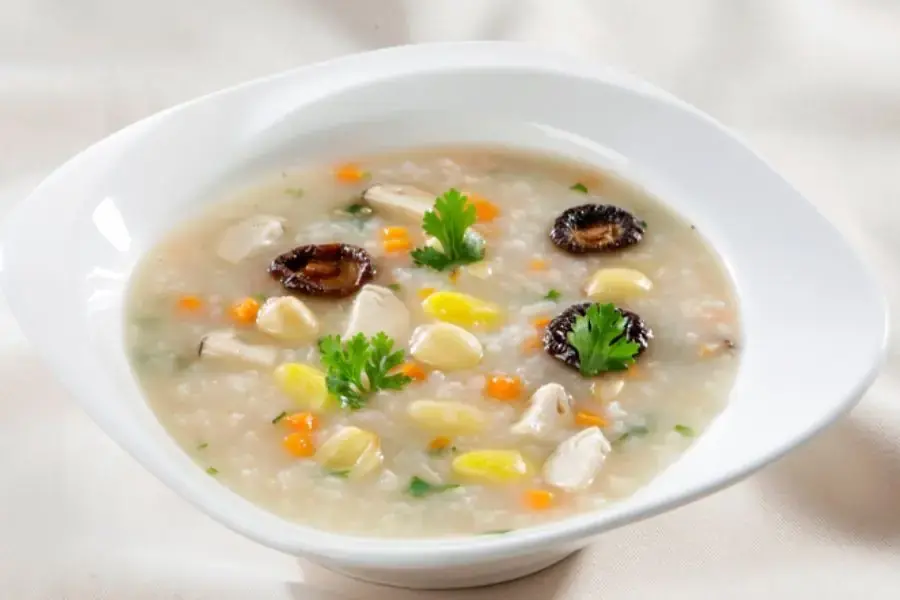 Cháo hạt sen nóng hổi, đầy đủ dinh dưỡng