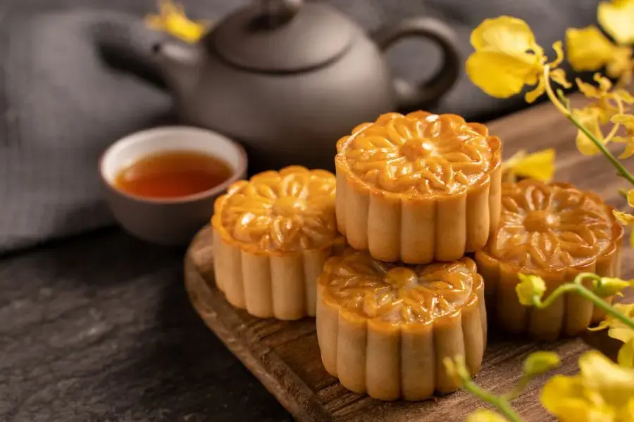 Bánh Trung thu và những hộp trà cao cấp thể hiện sự quan tâm.