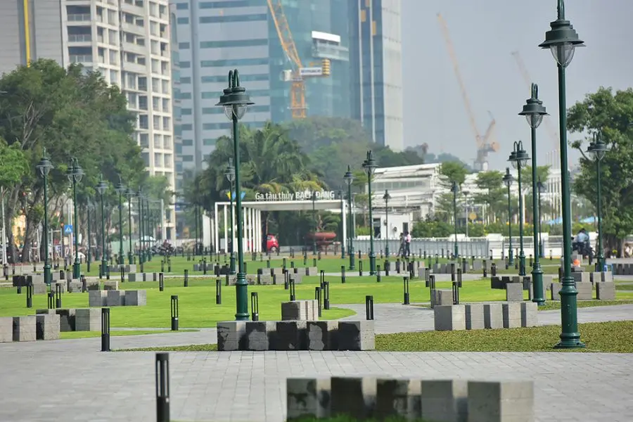 Công viên Bến Bạch Đằng là địa điểm thích hợp hẹn hò và ngắm cảnh sông Sài Gòn về đêm