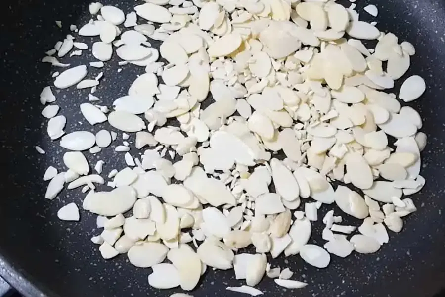 Rang hạnh nhân ăn kèm chè khúc bạch