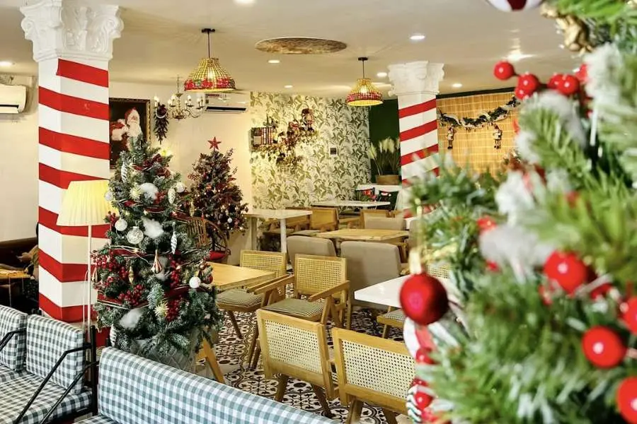 GRANDPA coffee & tea với thực đơn tráng miệng đa dạng, phối cảnh trang trí Giáng Sinh bắt mắt để bạn thỏa sức chụp ảnh.
