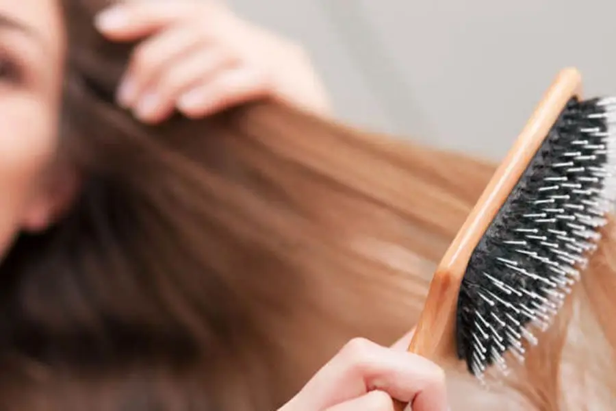 Bạn nên chải tóc trước khi gội để hạn chế gẫy rụng.