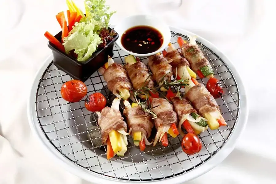 Ba chỉ bò cuộn rau củ nướng lên sẽ có màu sắc đẹp mắt, hương vị hài hòa, không bị quá ngấy