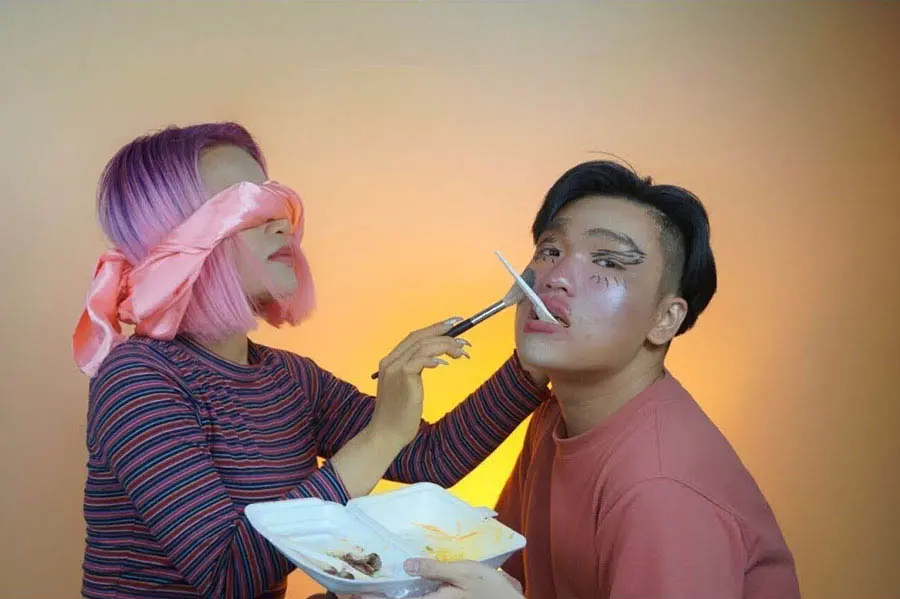 Trò chơi bịt mắt makeup chắc chắn sẽ mang đến cho bạn những tràng cười bể bụng.