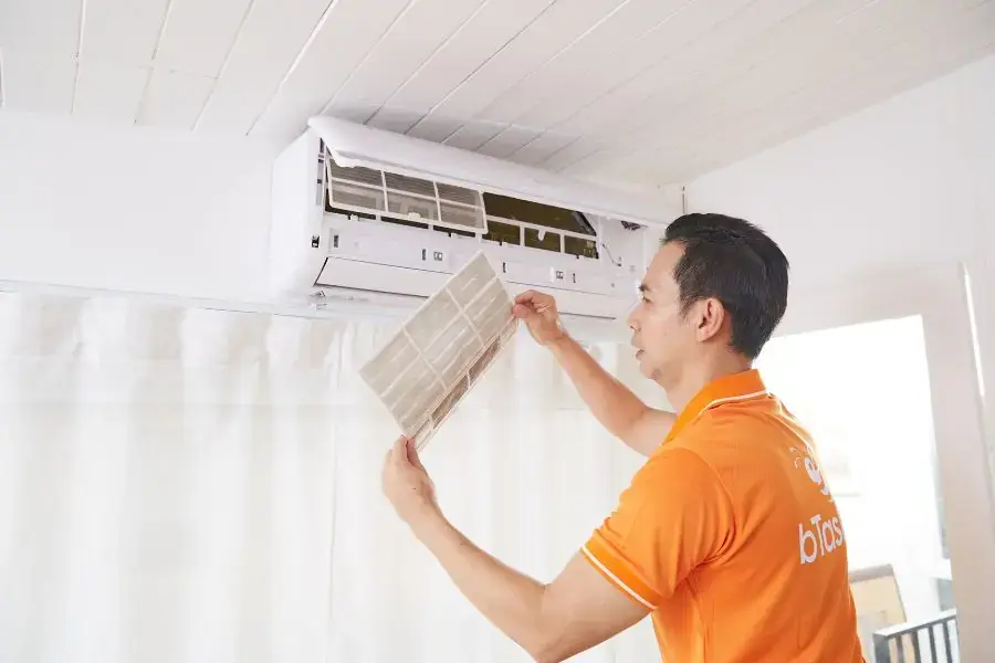 Vệ sinh lưới lọc định kỳ 1 - 2 tuần 1 lần nếu tần suất sử dụng máy lạnh mỗi ngày