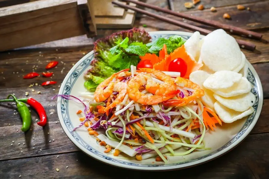 Gỏi ngó sen không chứa quá nhiều chất đạm và tinh bột.