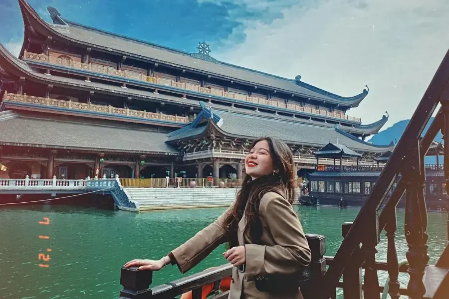Tháng cô hồn nên đi chùa để cầu bình an cho gia đình và người thân.