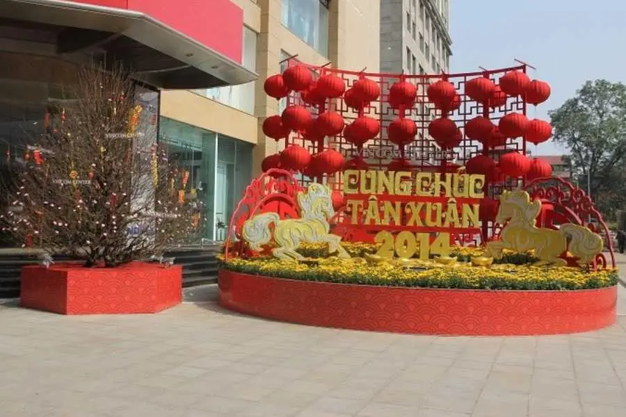 Lựa chọn gam màu chủ đạo là đỏ và vàng trong dịp Tết Nguyên Đán.