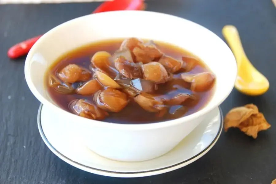 Chén chè rau câu giòn, mát cùng nhãn lồng khô thơm ngọt