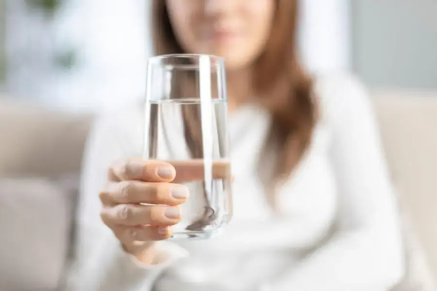 Bổ sung 1,5 - 2 lít nước mỗi ngày vào thực đơn giảm cân