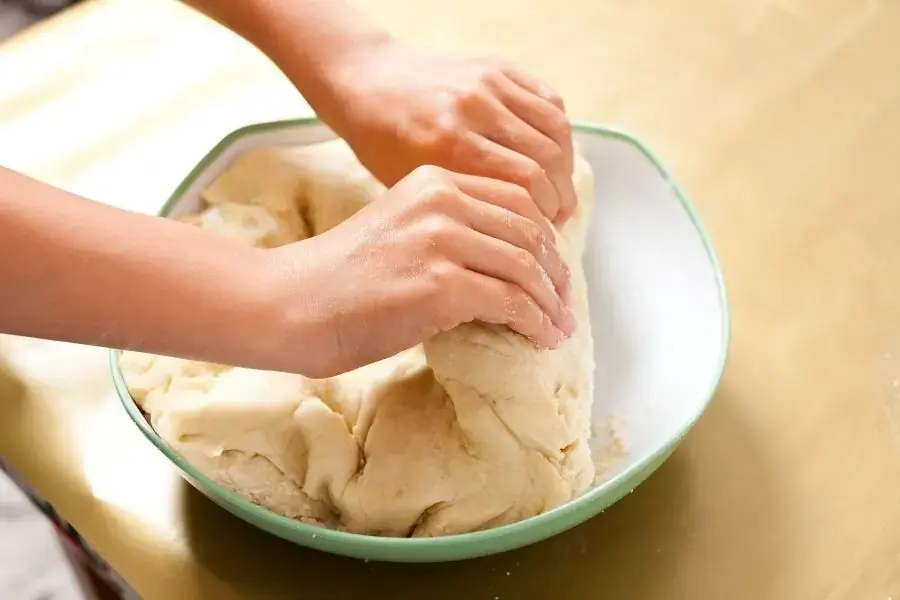 Nhào bột và ủ bột giúp làm lớp vỏ mỏng và mịn hơn.