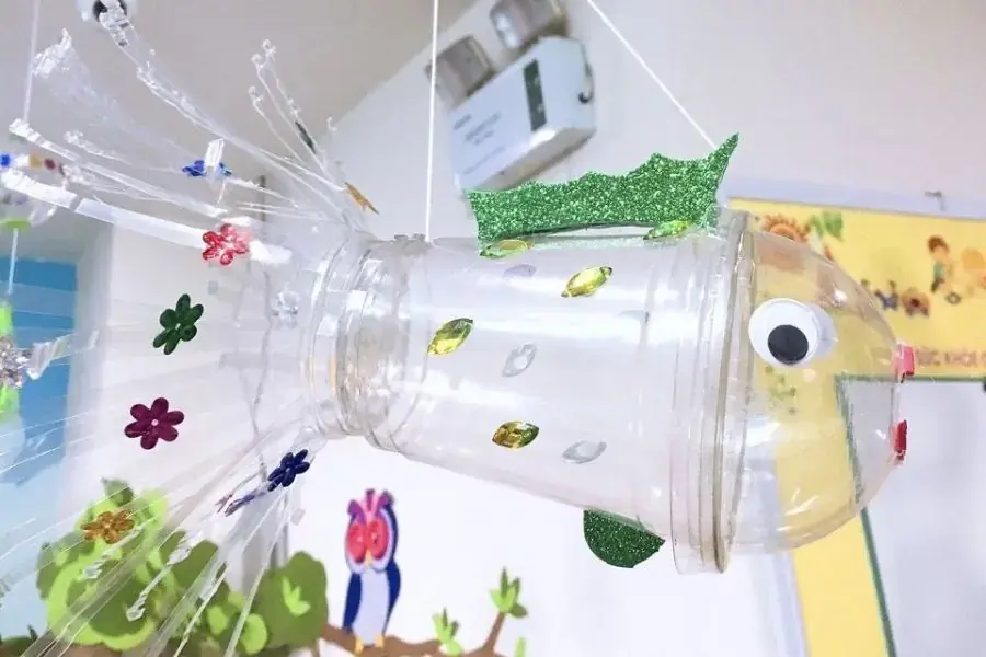 Sử dụng chai nhựa để tạo hình ảnh con vật cho góc trang trí mầm non