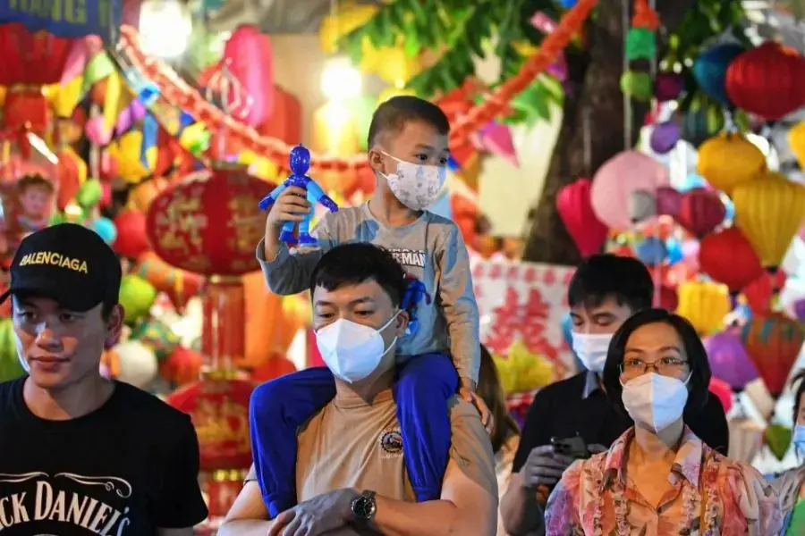 Người dân ra đường vui chơi Tết Trung thu.