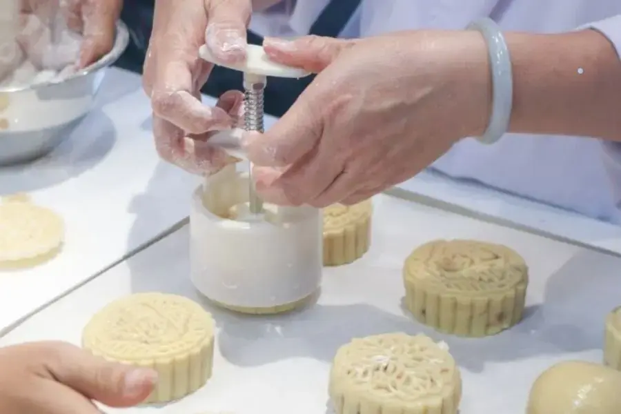 Tự làm bánh trung thu tại nhà để kiểm soát năng lượng.