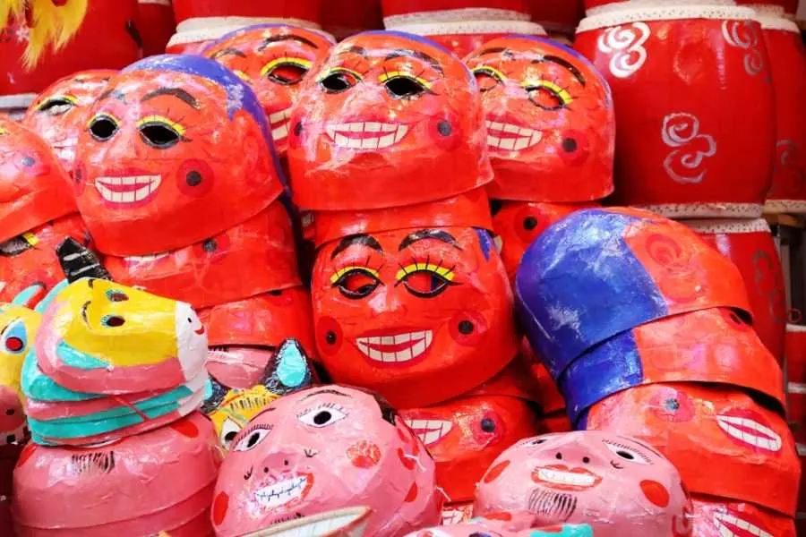 Mẫu mặt nạ giấy bồi hình ông Địa có giá 40.000 - 50.000 VNĐ tại phố Hàng Mã.