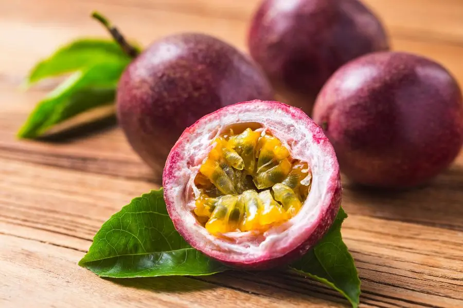 100g chanh dây chứa khoảng 70 calo và có hàm lượng vitamin C cao.