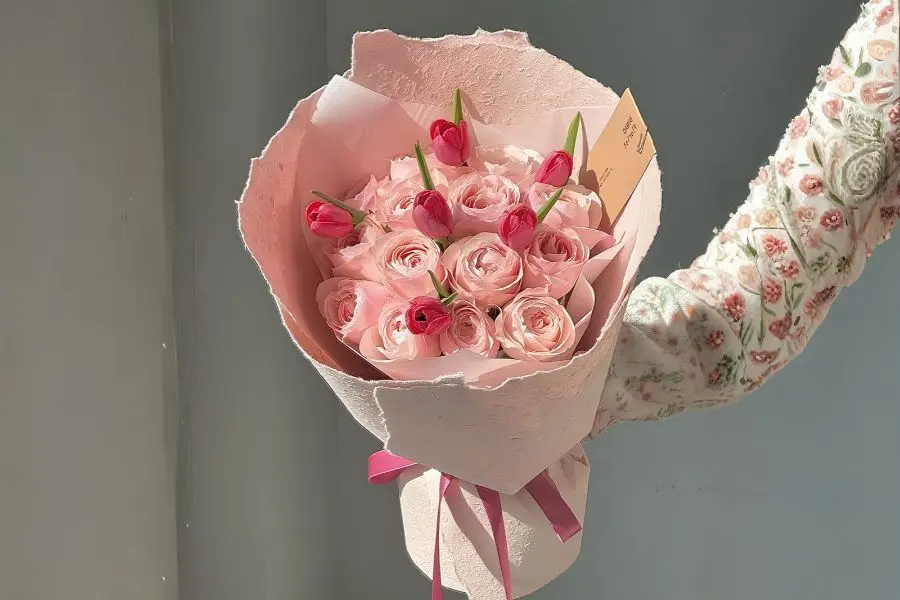Mẫu bó hoa hồng và tulip dáng tròn tặng vợ
