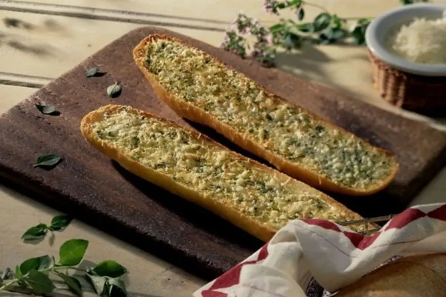 Phết bơ tỏi lên mặt bánh mì