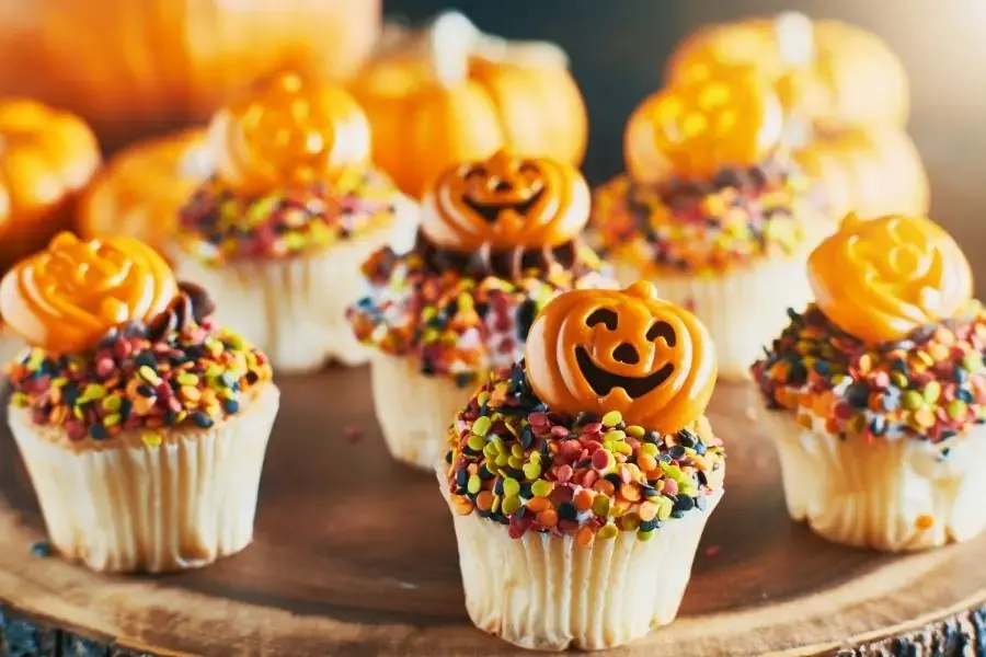 Bánh halloween với bí ngô ma quái.