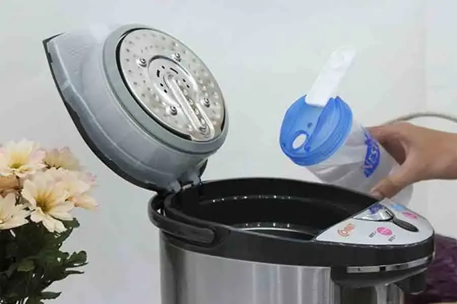 Đổ nước lần đầu vào chậm rãi, sau đó đun sôi trong vài phút và đổ phần nước còn lại vào (Nguồn: Điện Máy Xanh)