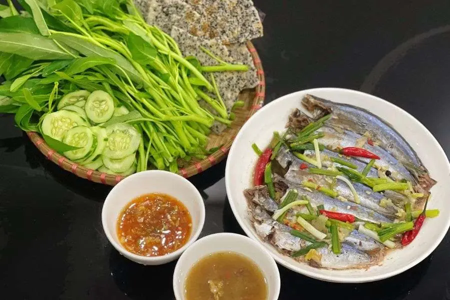 Cá nục hấp kết hợp với xì dầu có màu sắc hấp dẫn, đầy bắt mắt.