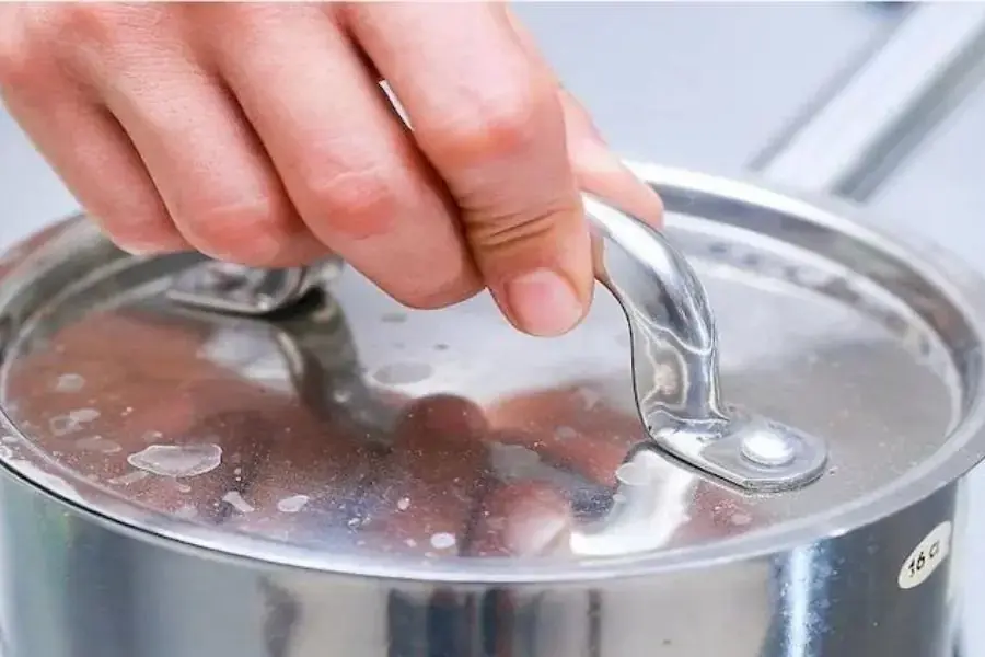 Nấu lại thực phẩm chín rồi ngâm đá để bảo quản thực phẩm chín