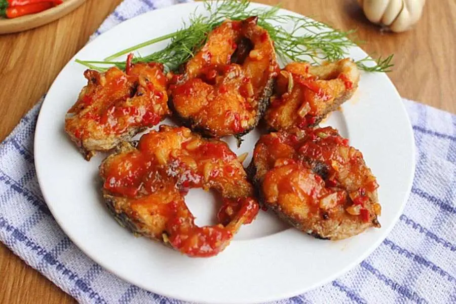 Món cá chiên nước mắm đậm đà hương vị.