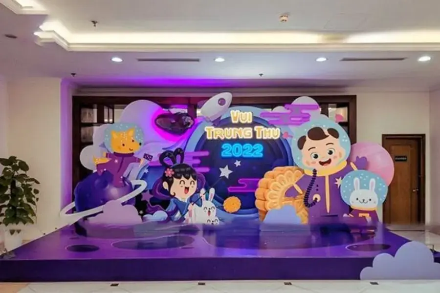Sân khấu mầm non với phông nền đêm trăng rằm, có hình chú Cuội, chị Hằng và tông màu tím chủ đạo.