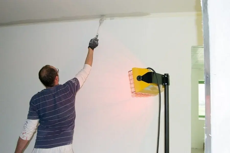 Sơn lót trên toàn bộ bề mặt tường
