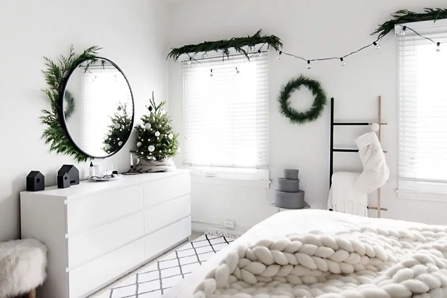 Trang trí Noel phòng ngủ tại cửa sổ
