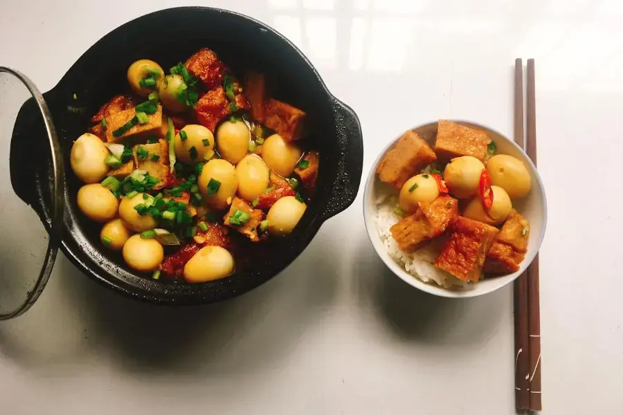 Chế biến chả cá thành món chả cá kho trứng cút đậm đà
