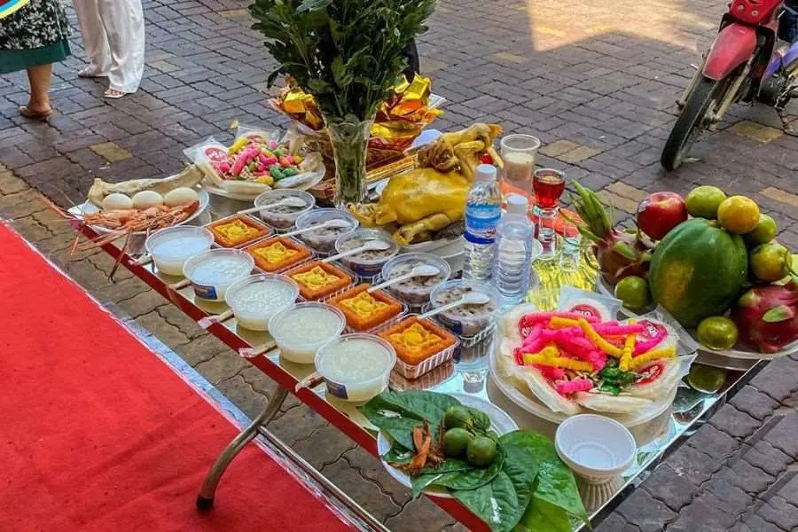 Lễ cúng cô hồn là “bố thí” đồ cúng cho các vong hồn lang thang, bất hạnh.