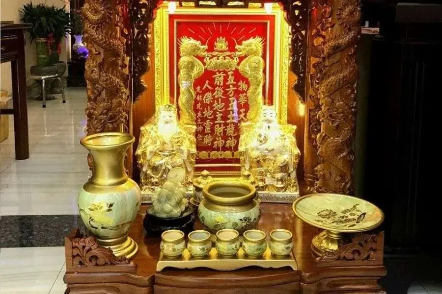 Bàn thờ Thần Tài đúng cách sẽ mang nhiều may mắn đến cho gia đình bạn nhiều hơn.