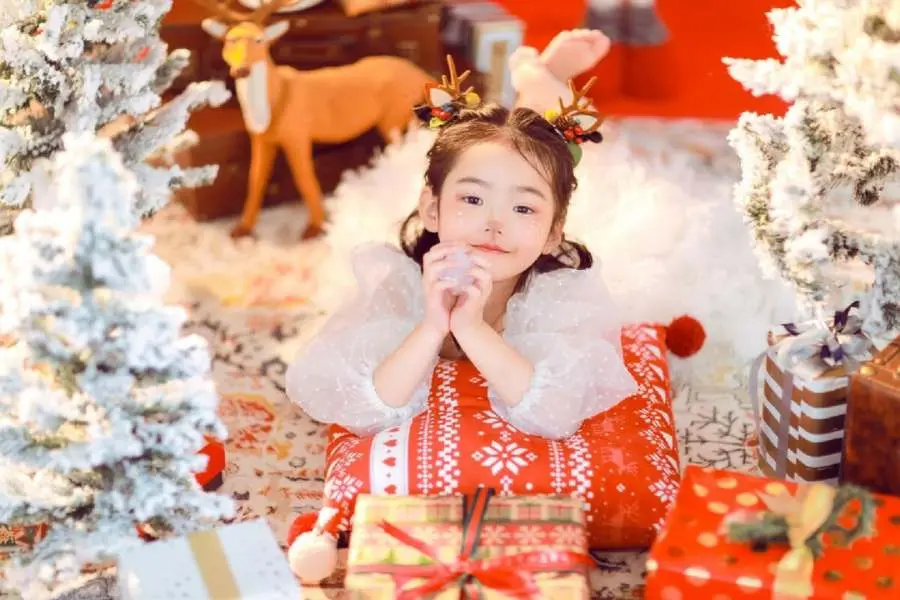 Đây là một ý tưởng khá ấn tượng để chụp ảnh Giáng Sinh cho bé.