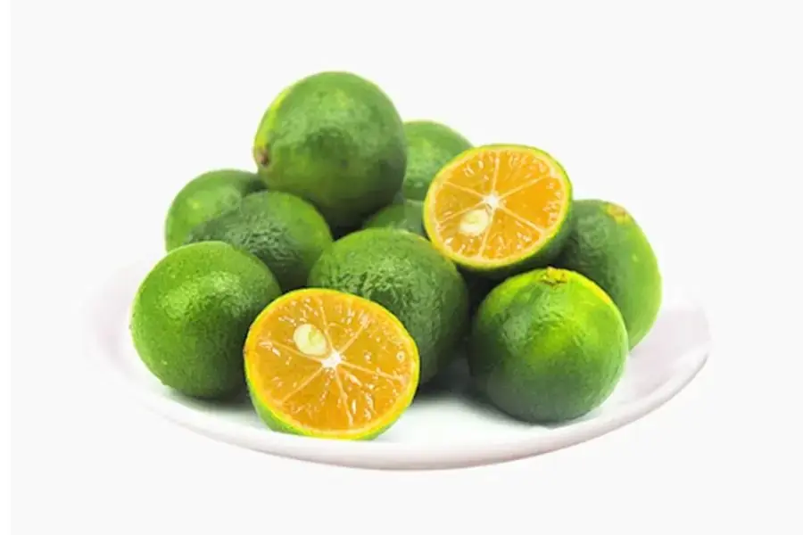 Quất sau khi mua, rửa sạch và vắt lấy nước bỏ hạt