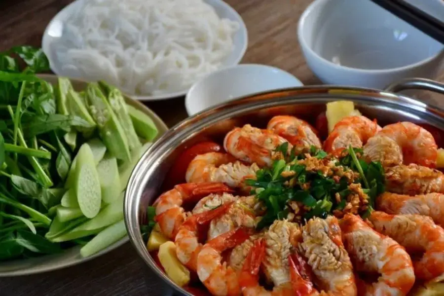 Lẩu tôm có điểm nhấn là phần rau ăn kèm