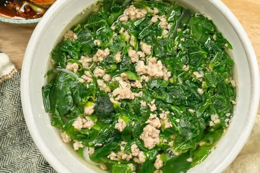 Món ngon cho bé 2 tuổi biếng ăn là canh rau ngót nấu thịt nạc.