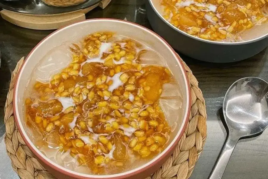 Thành phẩm là tô chè bưởi thơm ngon.