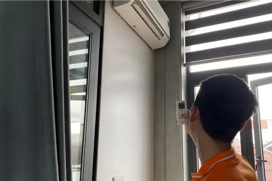 Kiểm tra tình trạng máy lạnh trước khi vệ sinh.