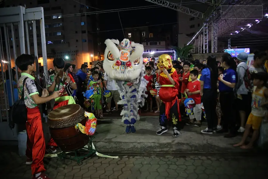 Các bé cùng nhau múa lân và rước đèn Trung Thu trong không khí rộn ràng, vui tươi của đêm Rằm tháng Tám.