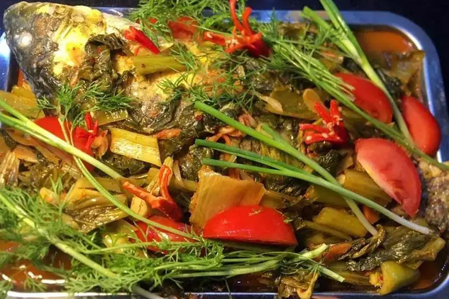 Tuy nhiên để món ăn ngon, bạn cần chọn dưa vừa muối chín tới, không bị khú hay quá mặn